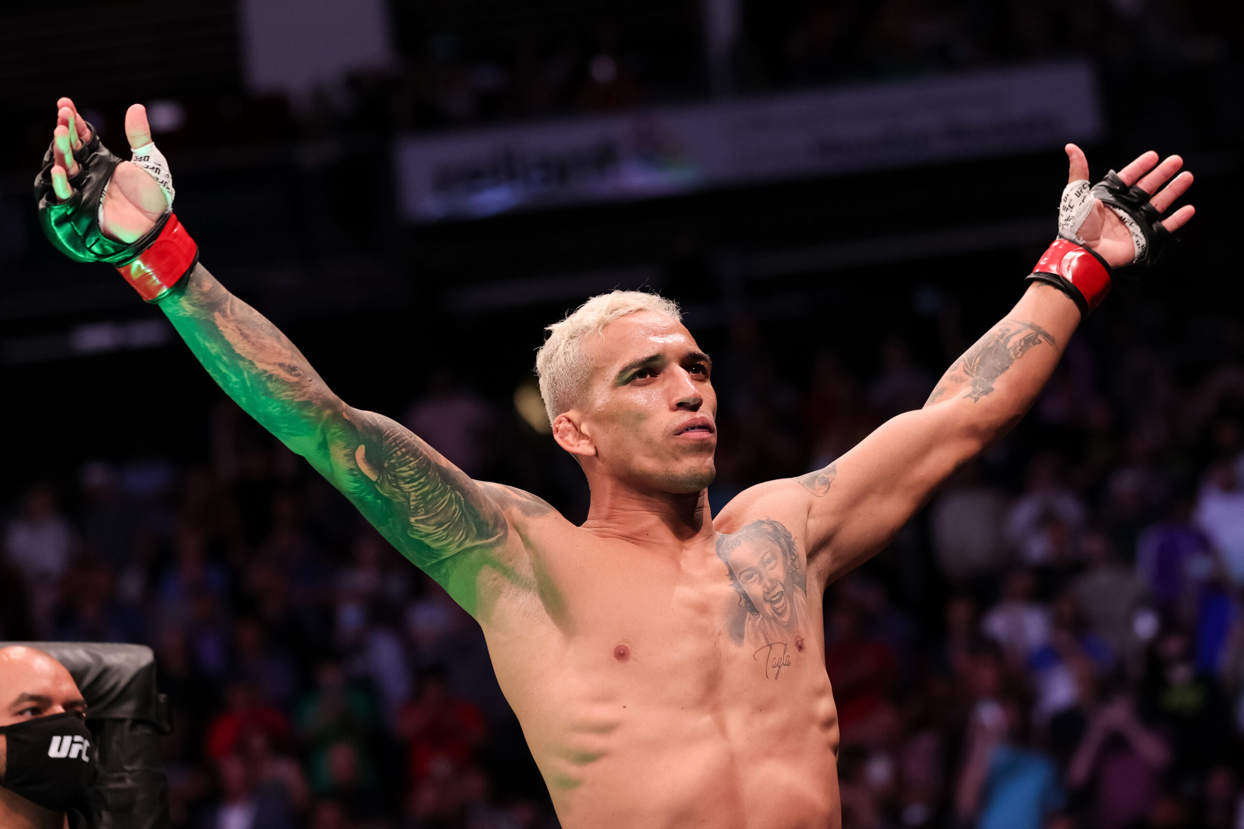 Charles Oliveira fans hijack Conor McGregors social media post after  callout  Mirror Online