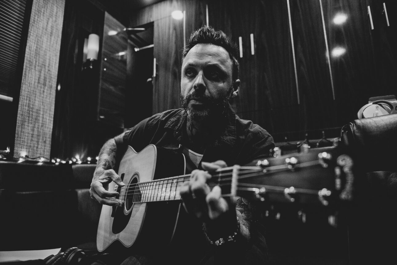 Justin Furstenfeld's Blue Hair: A Look Back at the Blue October Frontman's Iconic Hairstyle - wide 4