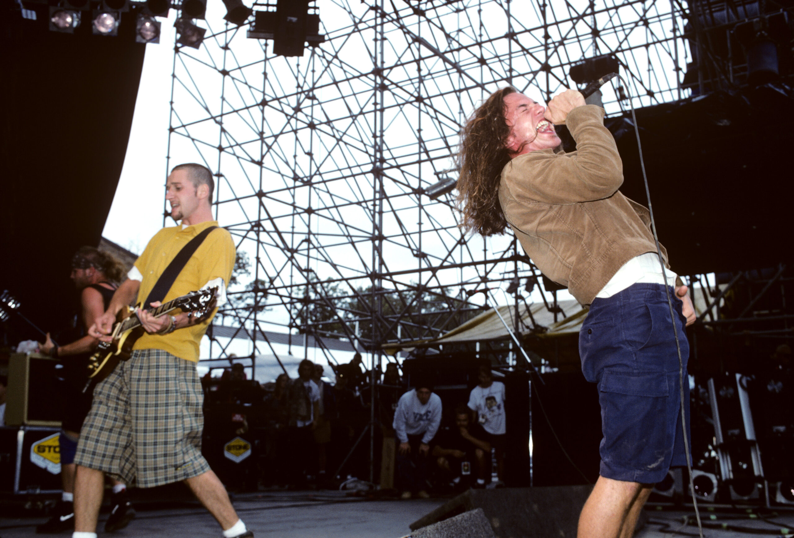 Pearl Jam front man, Eddie Vedder eating pizza with friends in