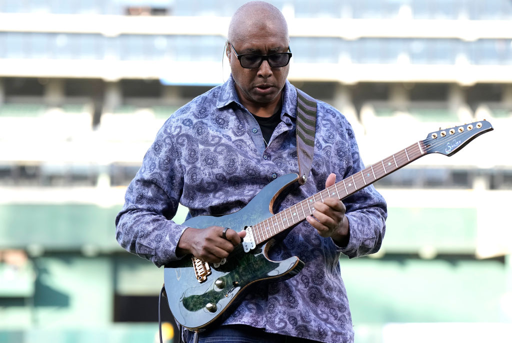 Bernie Williams performs national anthem on guitar 