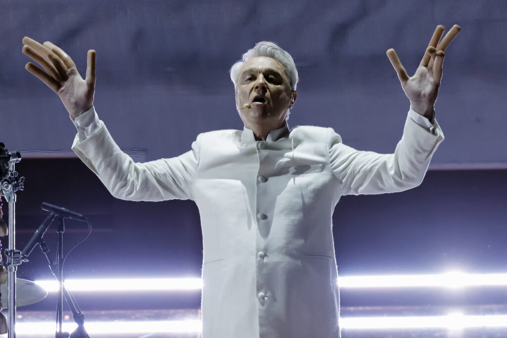 Oscars 2023 David Byrne Performs 'Everything Everywhere' Song
