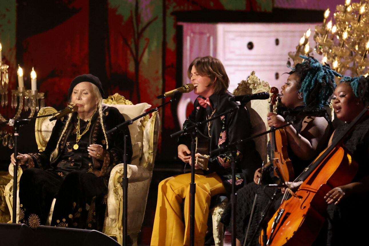 Joni Mitchell Performs at Grammys for the First Time