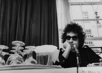 Bob Dylan at a press conference at The Savoy Hotel in London in 1966. (Credit: Fiona Adams/Redferns)