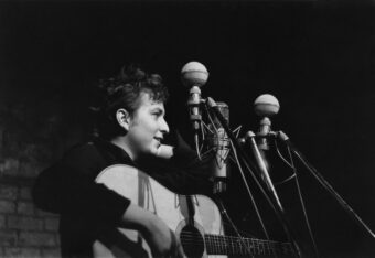 A young Bob Dylan performs at The Bitter End in 1961. (Credit: Sigmund Goode/Michael Ochs Archive/Getty Images)