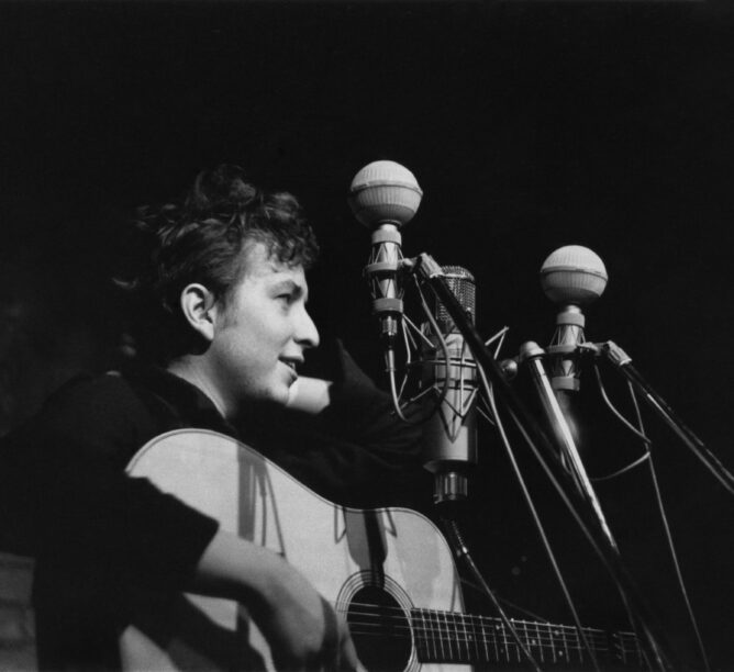 A young Bob Dylan performs at The Bitter End in 1961. (Credit: Sigmund Goode/Michael Ochs Archive/Getty Images)