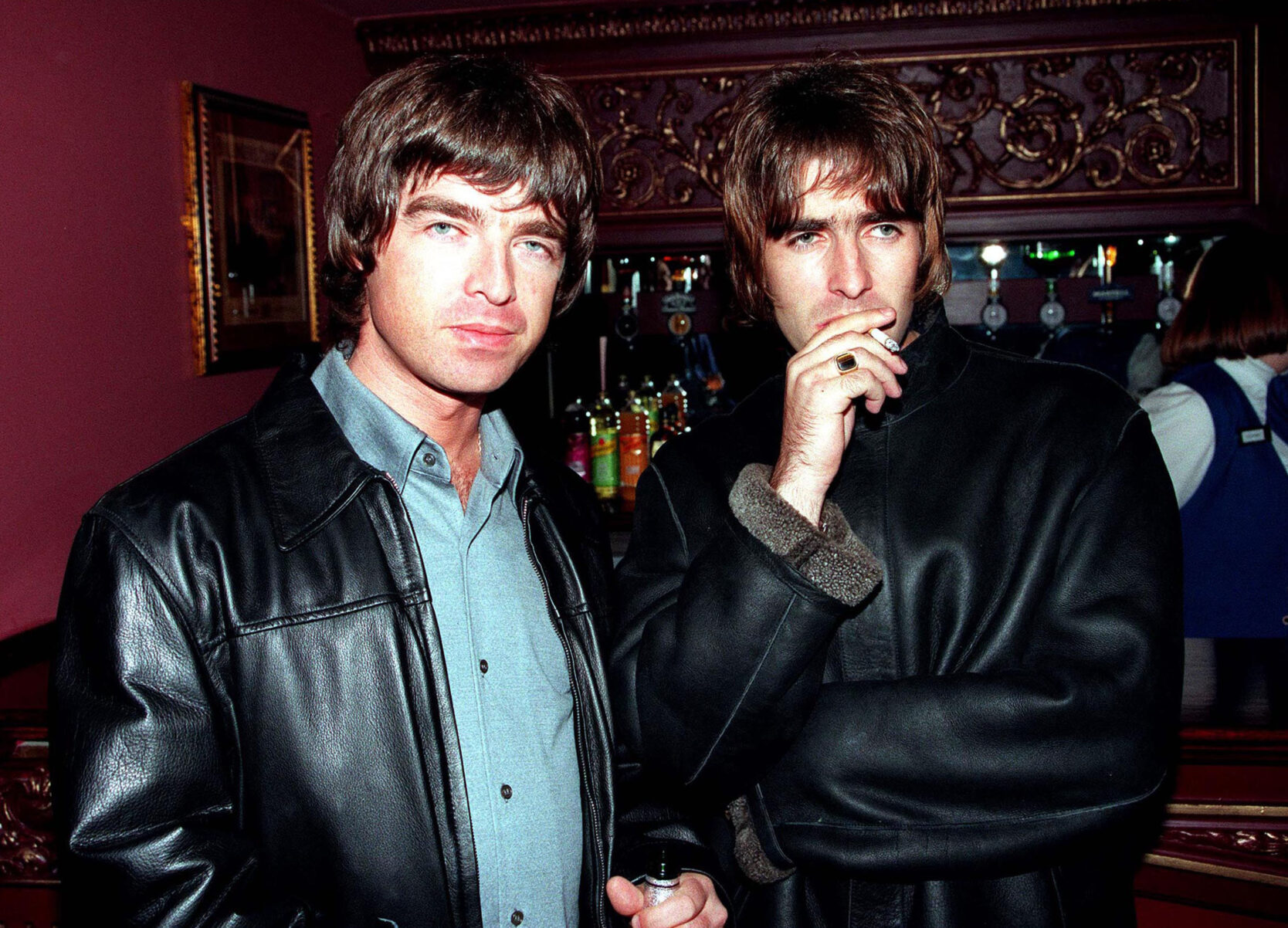 Oasis' Noel and Liam Gallagher in London in 1995. (Credit: Dave Hogan / Getty Images).