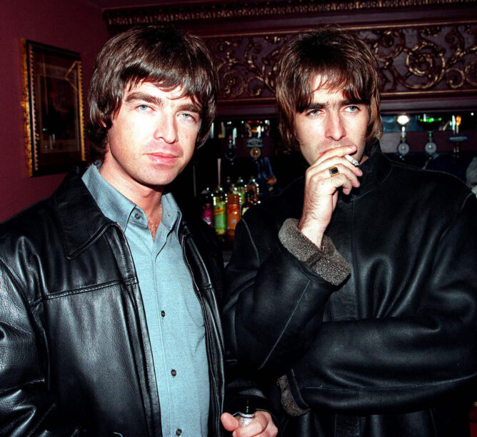 Oasis' Noel and Liam Gallagher in London in 1995. (Credit: Dave Hogan / Getty Images).