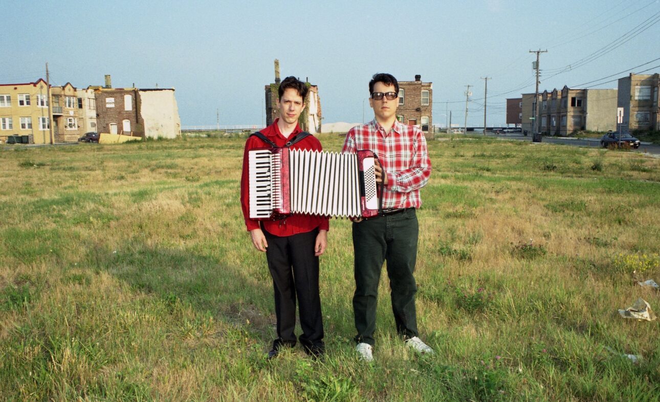 John Flansburgh and John Linnell of They Might Be Giants in 1998. (Credit: Catherine McGann/Getty Images)