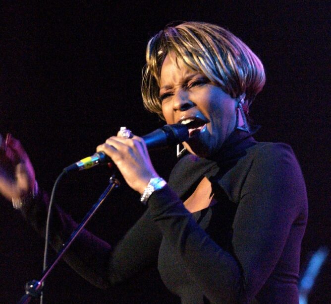 Mary J. Blige during City of Hope Spirit of Life Dinner Honoring Edgar Bronfman Jr. - Show at Universal Studios Backlot in Universal City, California, United States. (Credit: SGranitz/WireImage)