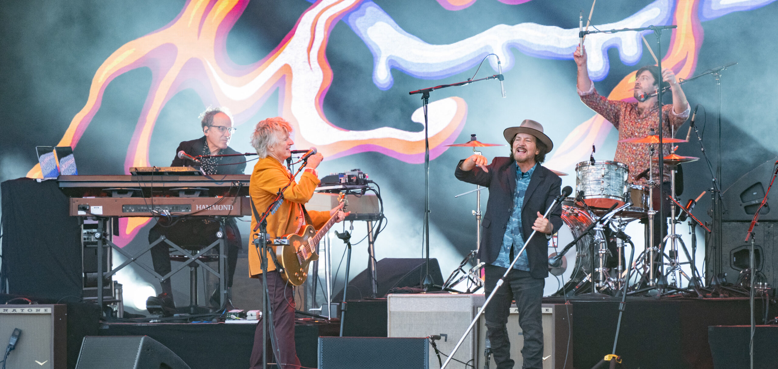 Eddie Vedder Welcomes Neil Finn For Classic Cover In Auckland