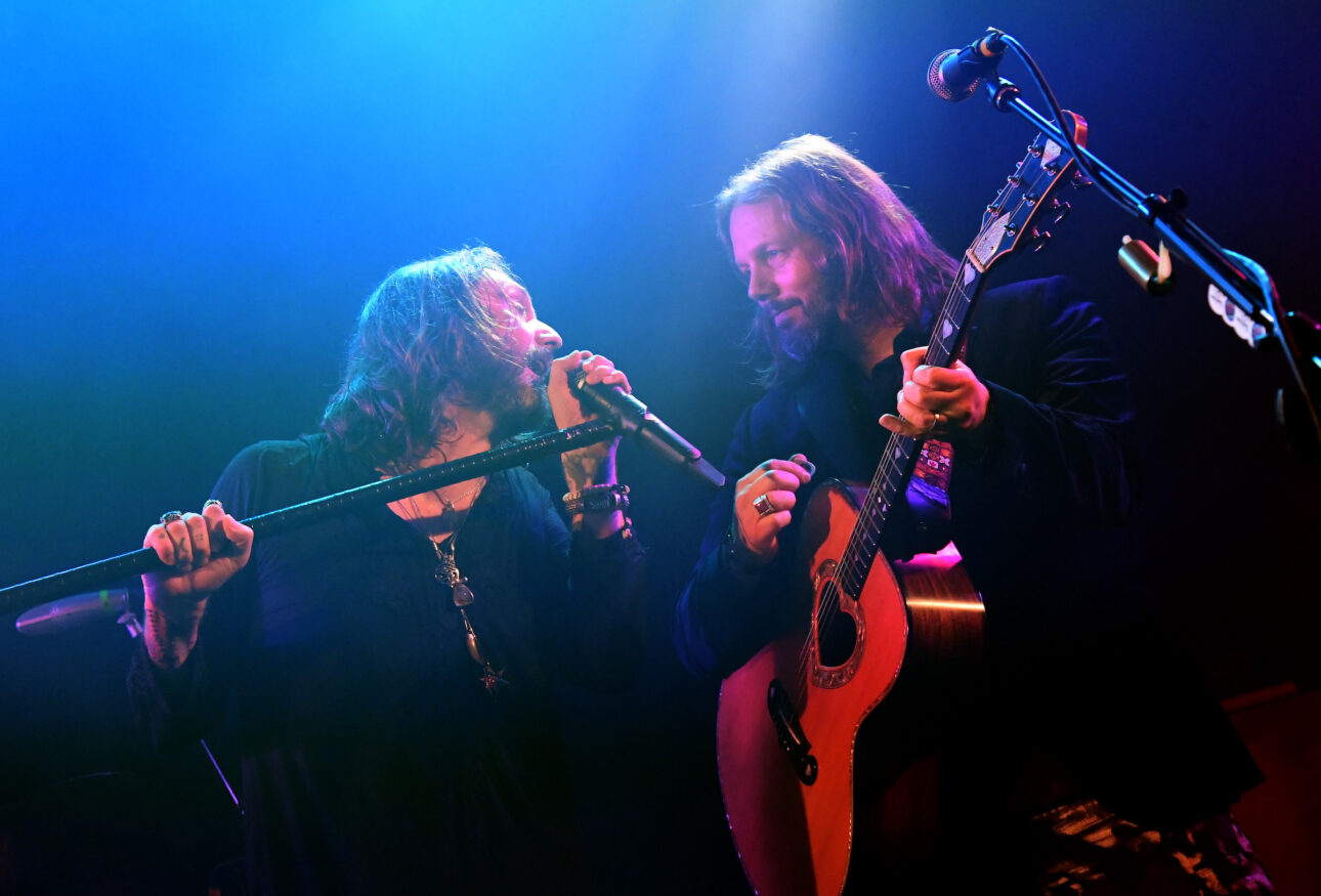 The Black Crowes perform Shake Your Money Maker at Troubadour on November 14, 2019 in West Hollywood, California. (Credit: Jeff Kravitz/FilmMagic for LiveNation)