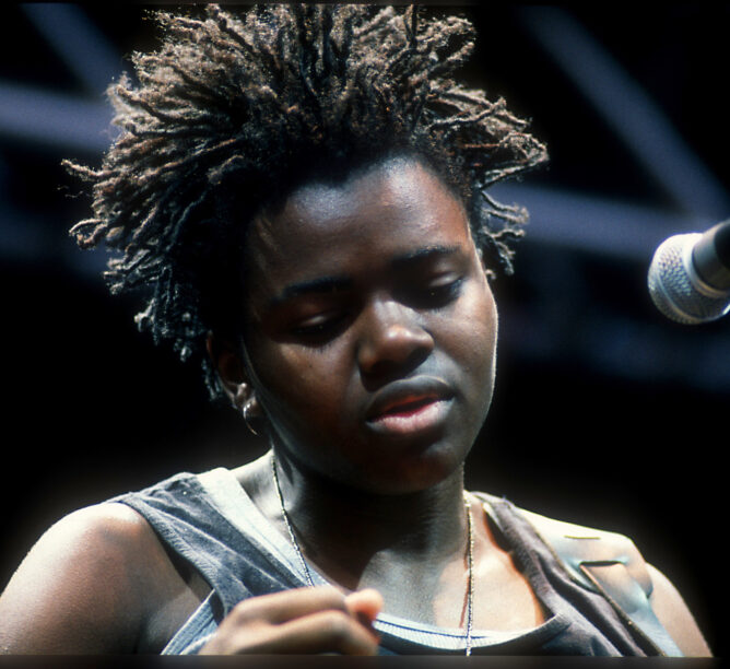 Tracy Chapman Performs in Torino, Italy, September 1988, on the Amnesty International tour. (Credit: Armando Gallo/Getty Images)