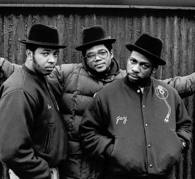 (L-R) American rapper, producer, DJ and television personality Joseph "Run" Simmons, rapper Darryl "DMC" McDaniels and musician and DJ Jason "Jam Master Jay" Mizell (1965 - 2002), of the American hip hop group Run-D.M.C, pose for a portrait in New York, New York in March 1985. (Credit: John Nordell/Getty Images)