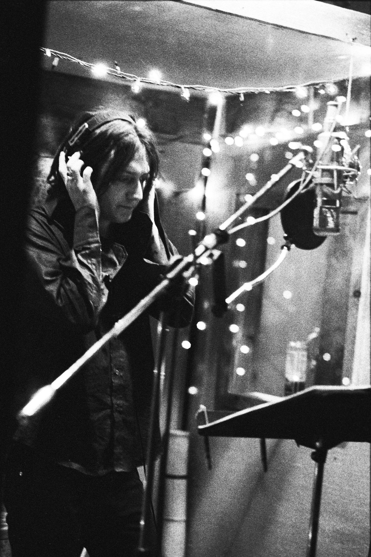 Chris Robinson listens to headphones in a recording studio on April 28, 1998 in New York City, New York. (Credit Catherine McGann/Getty Images)