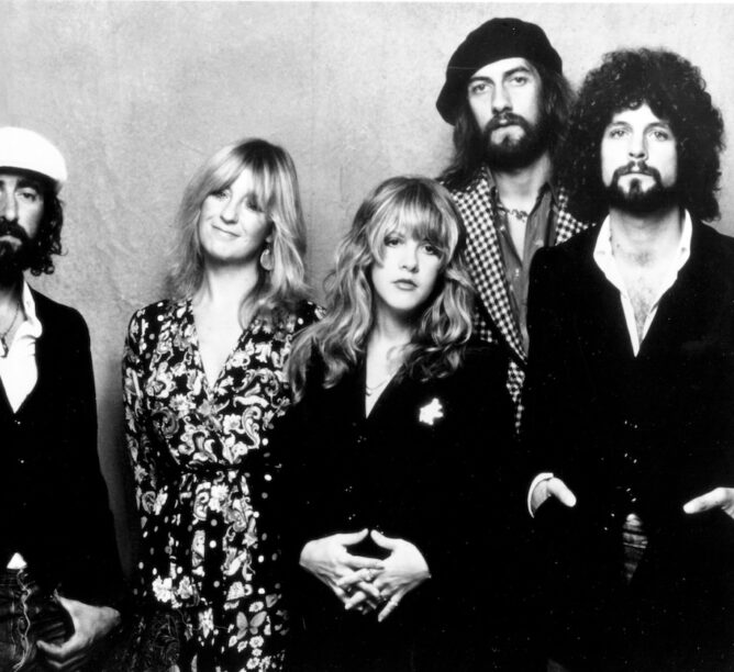(L-R) John McVie, Christine McVie, Stevie Nicks, Mick Fleetwood, and Lindsey Buckingham of the rock group "Fleetwood Mac" in 1975. (Credit: Michael Ochs Archives/Getty Images)