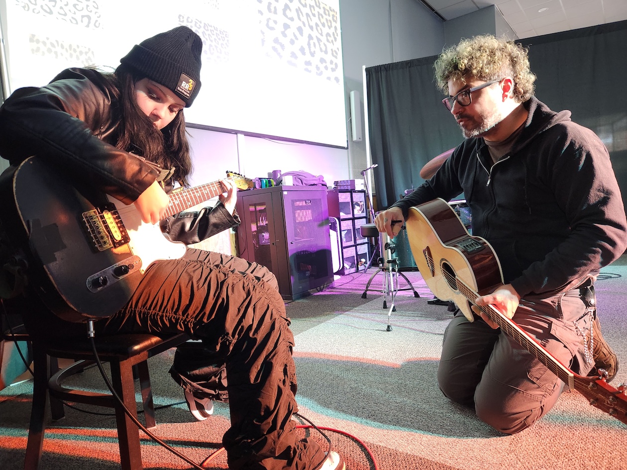 Musician Static mentoring a Road Recovery participant. 
(Credit: Gene Bowen)