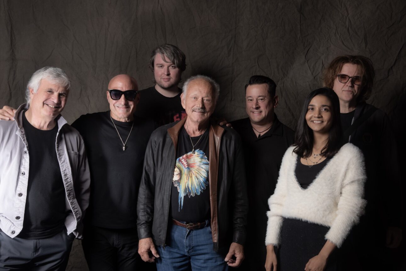 Back row, left to right: Laurence Juber, Kenny Aronoff, Maxwell Fink, Jesse Colin Young, Jason Wall, Syante, Jorgen Carlsson (Credit: Chris Jensen)