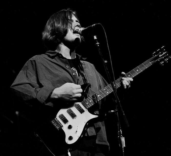 Matthew Sweet at the Chicago Theater, June 30, 1992. (Credit: Paul Natkin/Getty Images)