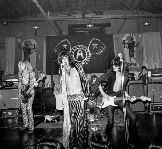 Aerosmith (L-R: Brad Whitford, Tom Hamilton, Steven Tyler, Joey Kramer, Joe Perry) performing at McHugh Forum, Boston College, Chestnut Hill, MA on September 29, 1973. (Credit: Ron Pownall/Getty Images)