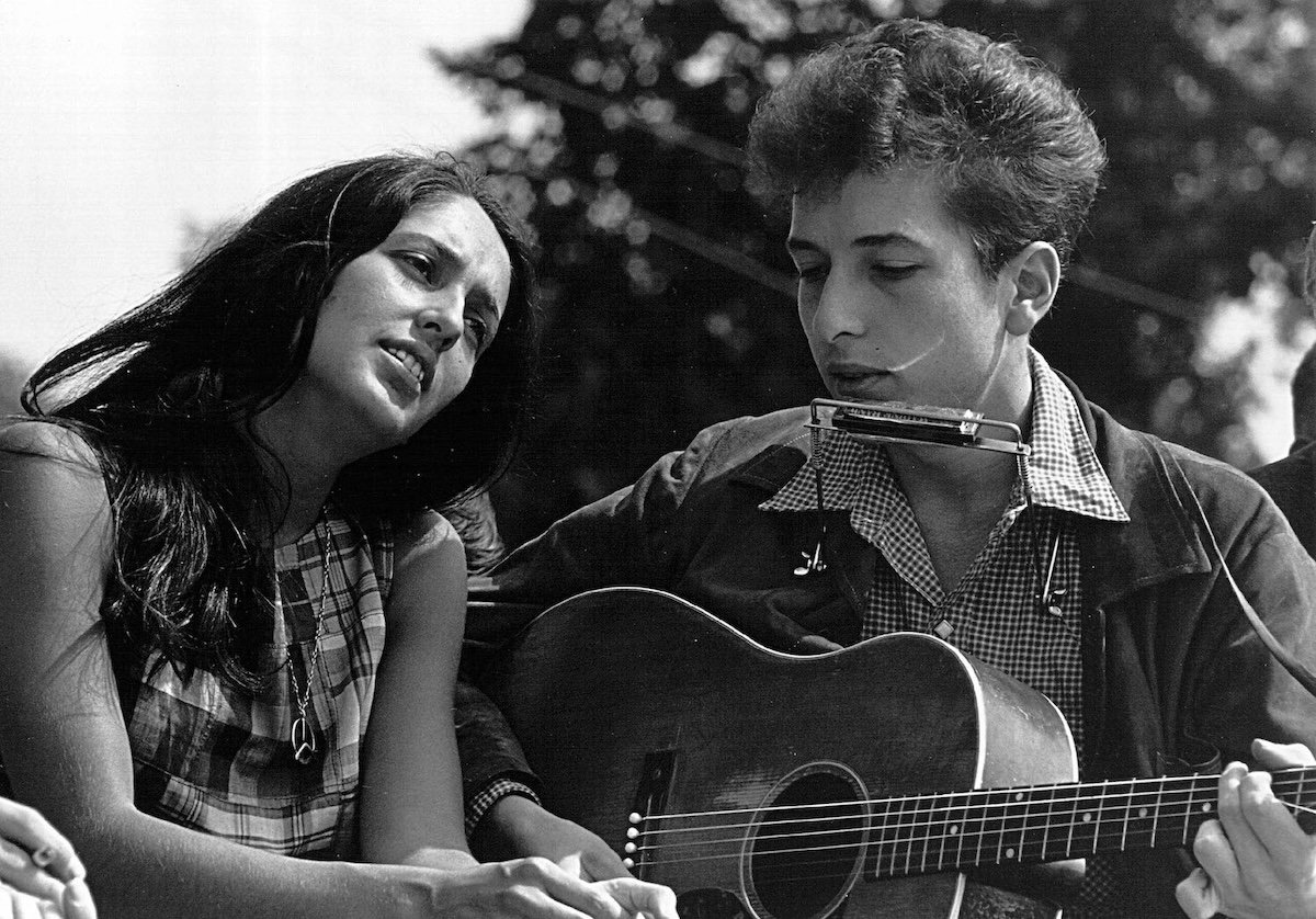 Joan Baez and Bob Dylan perform during a civil rights rally in1963 in Washington D.C. (Credit: Rowland Scherman/National Archive/Newsmakers)