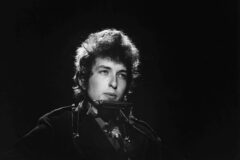 Bob Dylan pada tahun 1965. (Kredit: Val Wilmer/Redferns)