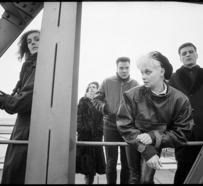 German goth band Xmal Deutschland in Hamburg, 1987 (Credit: Kevin Cummins)