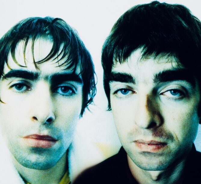 Liam and Noel Gallagher of Oasis in 1995. (Credit: Niels van Iperen/Getty Images)