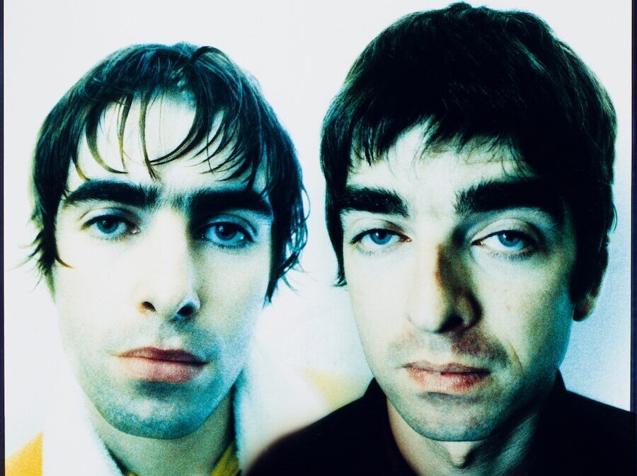 Liam and Noel Gallagher of Oasis in 1995. (Credit: Niels van Iperen/Getty Images)