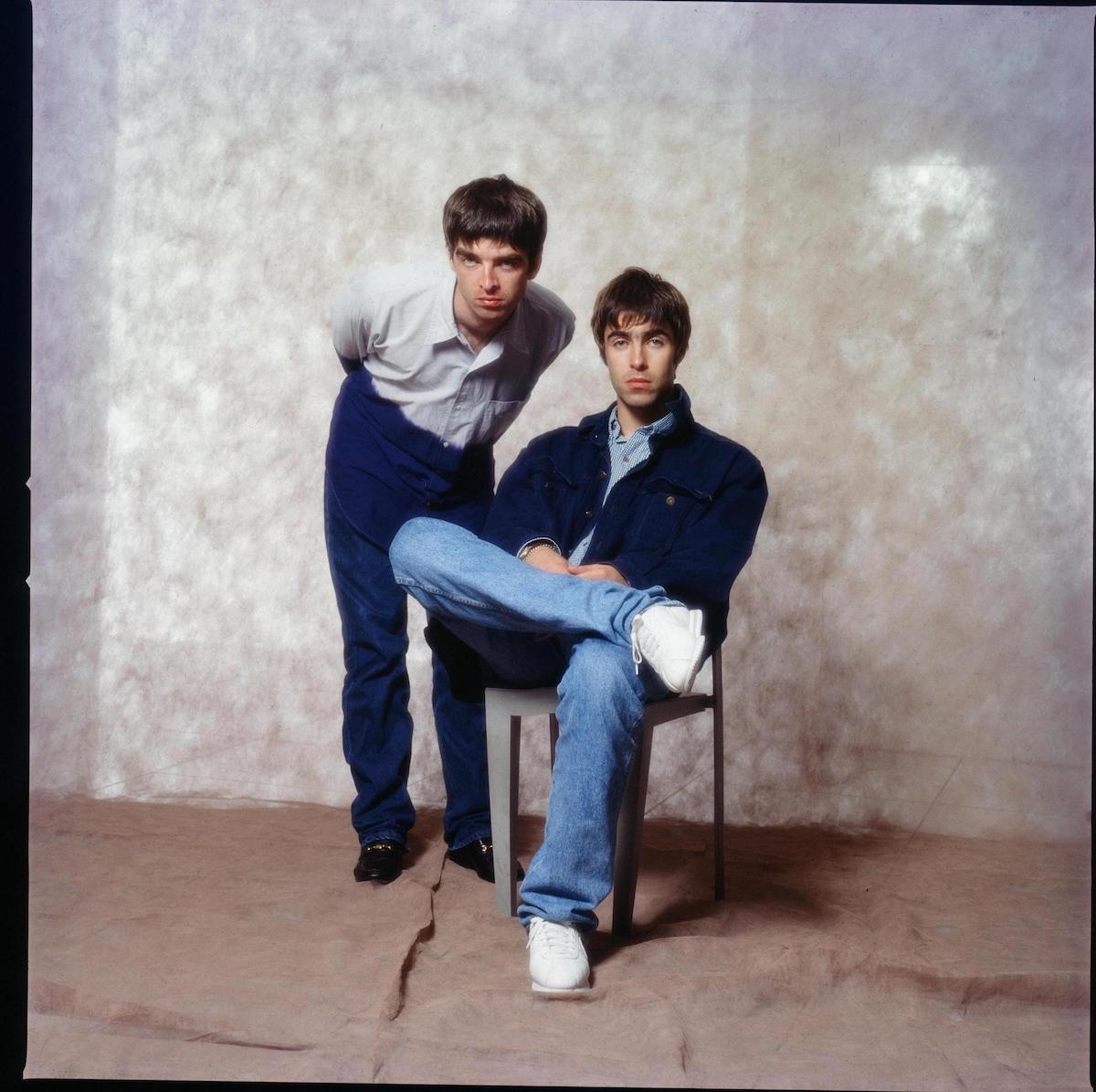 Noel and Liam Gallagher in 1994. (Credit: Koh Hasebe/Shinko Music/Getty Images)