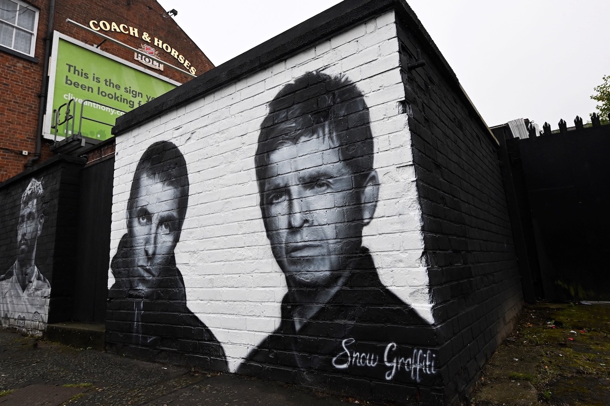 A mural by artist Scott Wilcock aka Snow Graffiti of Liam and Noel Gallagher painted outside the pub Whitefield, near Heaton Park, in Manchester, northern England. (Credit: Paul Ellis / AFP)