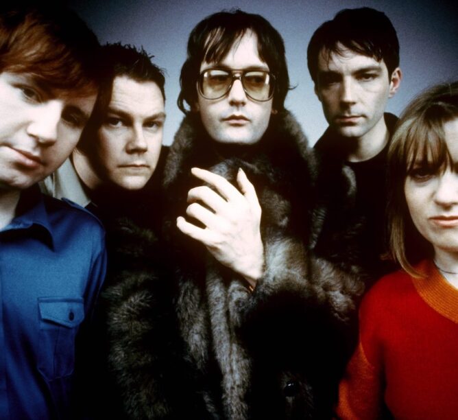Mark Webber, Nick Banks, Jarvis Cocker, Steve Mackey, Candida Doyle of Pulp in 1998. (Credit: Martyn Goodacre/Getty Images)