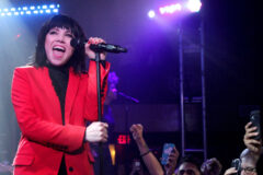 Carly Rae Jepsen tampil di atas panggung di Troubadour pada tahun 2015 di Hollywood Barat, California. (Kredit: Matthew Simmons/WireImage)