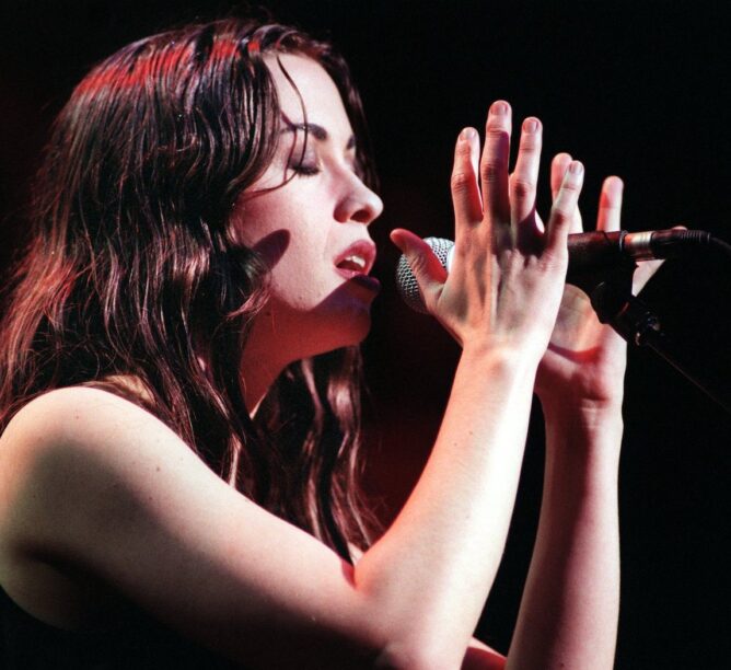 Alanis Morissette performing on stage at the Universal Amphitheatre during the KROQ 6th annual Almost Acoustic Christmas Concert, December 1995. (Credit: Al Seib/Los Angeles Times via Getty Images)