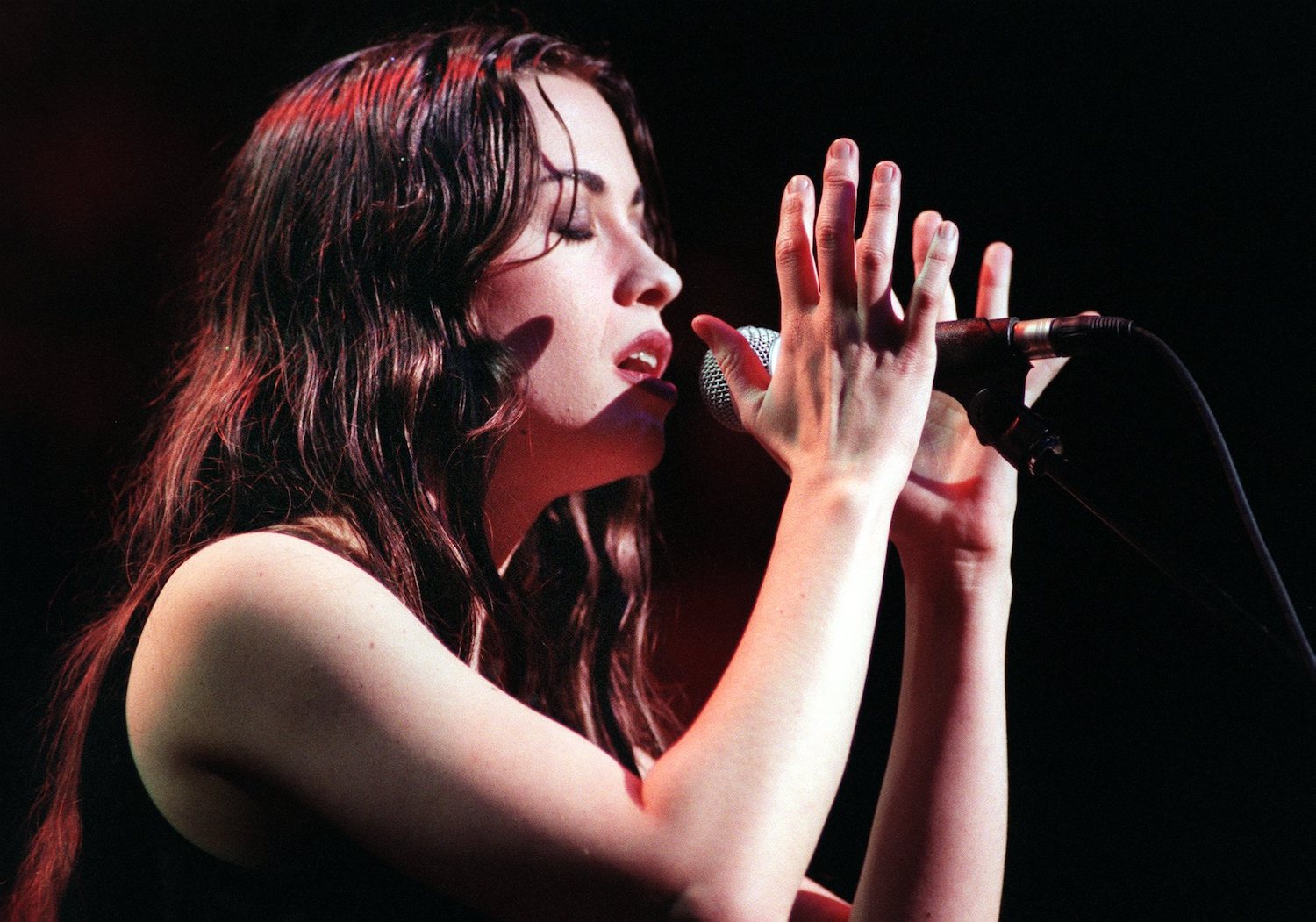 Alanis Morissette performing on stage at the Universal Amphitheatre during the KROQ 6th annual Almost Acoustic Christmas Concert, December 1995. (Credit: Al Seib/Los Angeles Times via Getty Images)