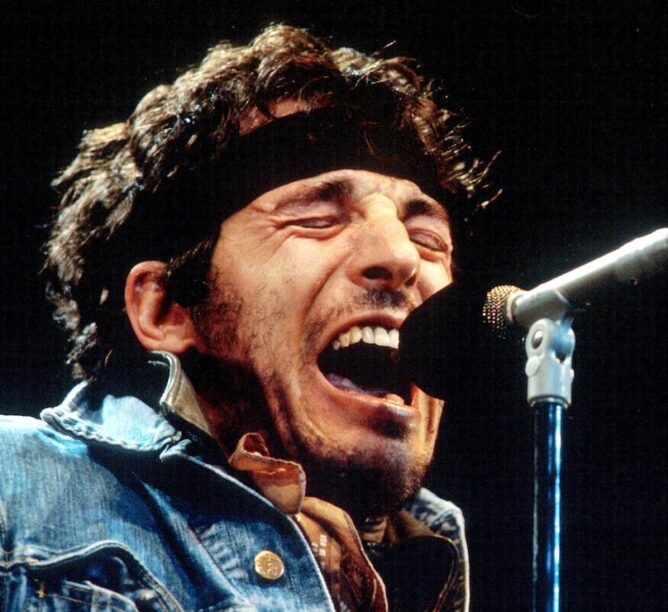 Bruce Springsteen performs during the last show of the 1985 ‘Born in the U.S.A. Tour’, October 2, 1985 in Los Angeles, California. (Credit: Getty Images/Bob Riha, Jr.)