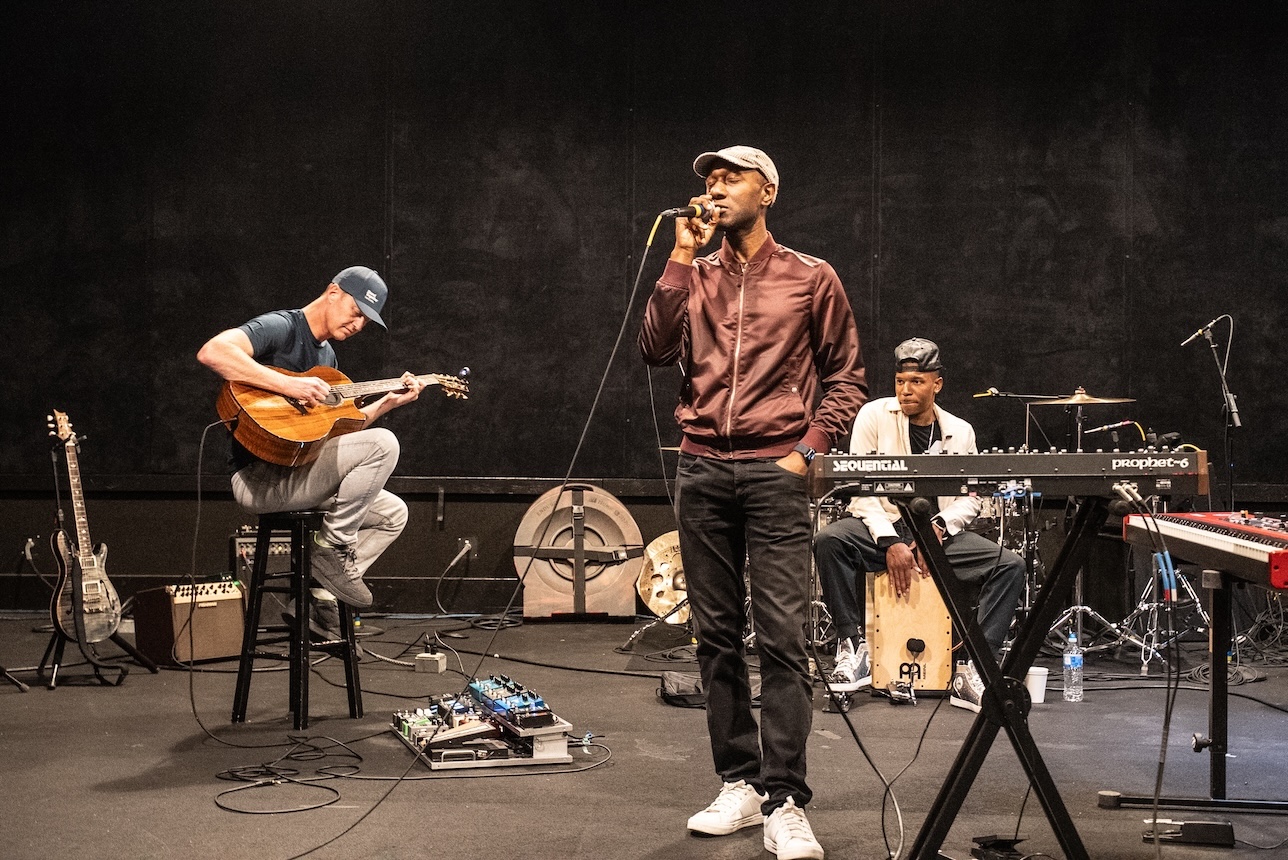 Aloe Blacc and members of 2ŁØT in the studio. (Credit: Mike Garcia)