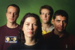 Kim Deal, Nate Farley, Luis Lerma, dan Jim Macpherson dari Amps pada tahun 1995. (Kredit: Gie Knaeps/Getty Images)