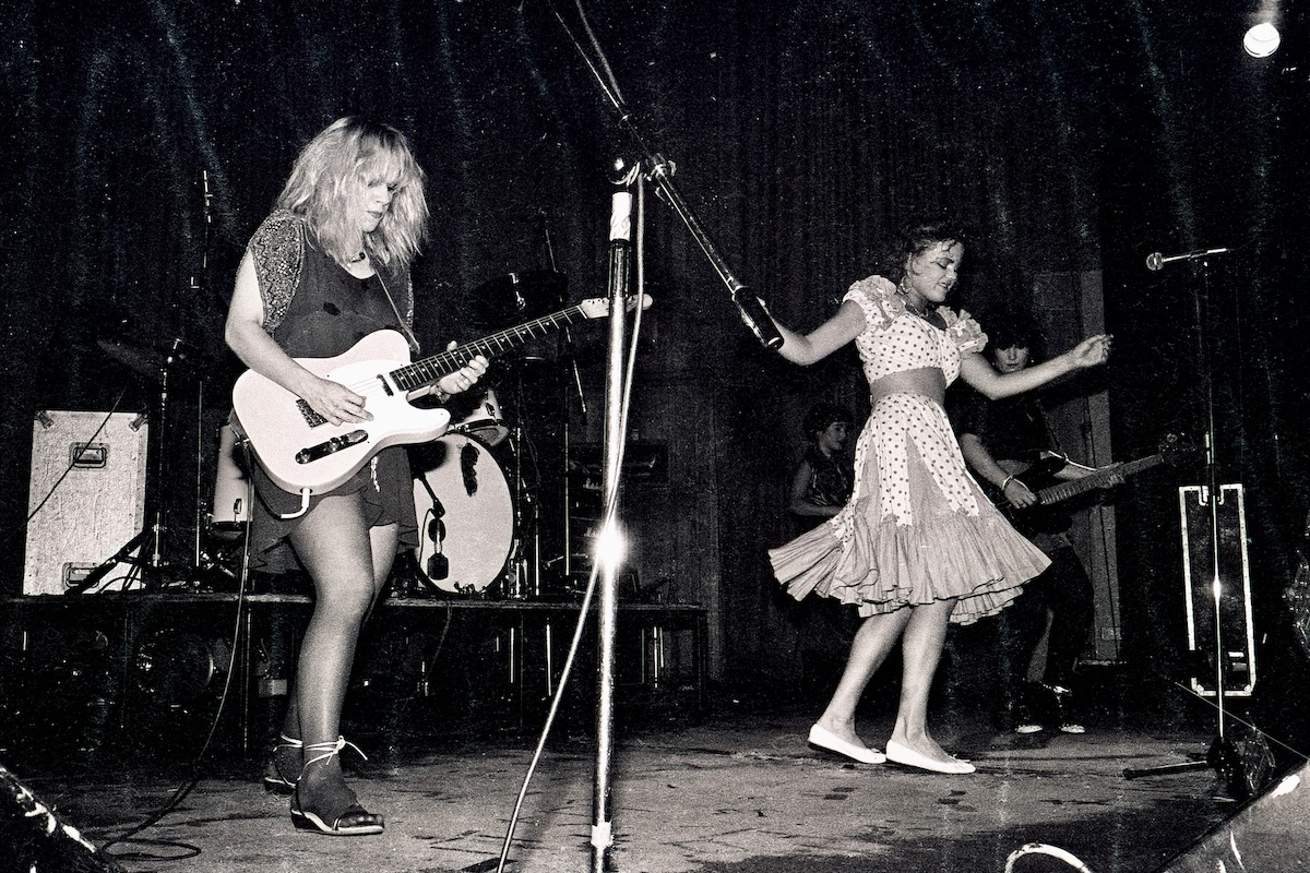 Charlotte Caffey (left) and Belinda Carlisle of the Go-Gos, perform in London in1981. (Credit: Steve Rapport/Getty Images)
