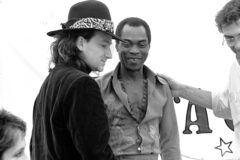 Bono and Fela Kuti and concert promoter Bill Graham during a press conference for Amnesty International's 'A Conspiracy of Hope' concert in 1986. (Credit: Gary Gershoff/Getty Images)