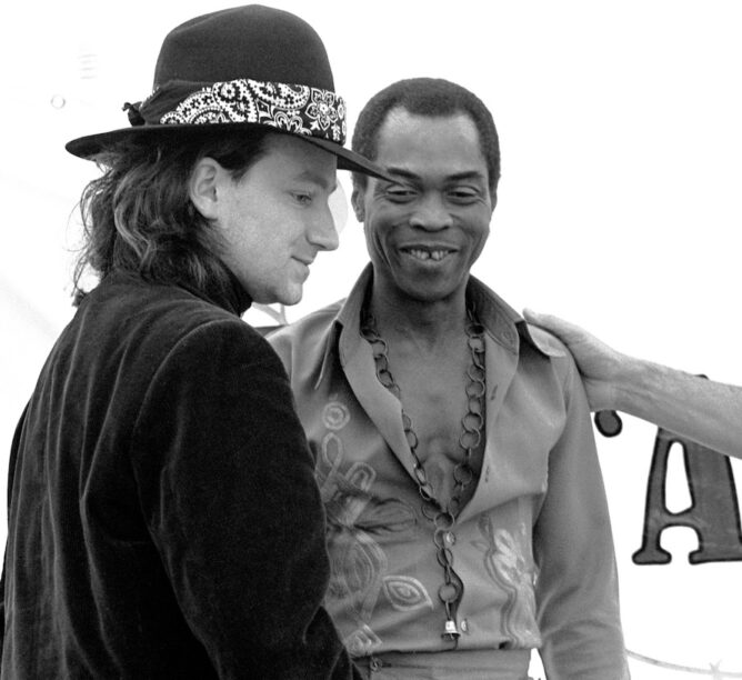 Bono and Fela Kuti and concert promoter Bill Graham during a press conference for Amnesty International's 'A Conspiracy of Hope' concert in 1986. (Credit: Gary Gershoff/Getty Images)