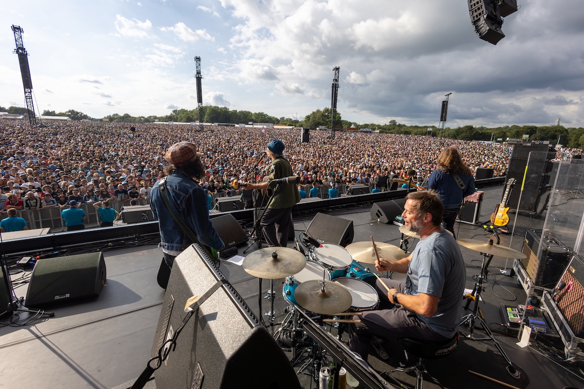 Cast playing during the Oasis Live '25 Tour. (Credit: Jim Mitcham)