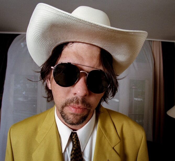 Mark Linkous, lead singer of Sparklehorse in 1998. (Credit: by Paul Bergen/Redferns)