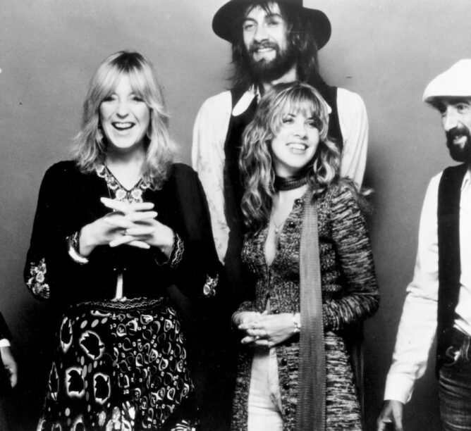 Lindsey Buckingham, Christine McVie, Mick Fleetwood, Stevie Nicks, and John McVie of Fleetwood Mac in 1977. (Credit: Michael Ochs Archives/Getty Images)