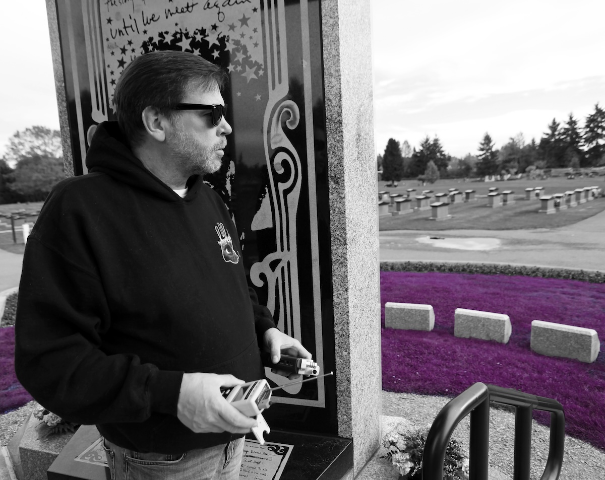 Ghost hunter Ken Arnold at Hendrix's grave. (Credit: Kelly O)