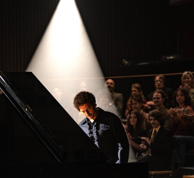 John Magaro as Keith Jarrett in a scene from Köln 75. (Courtesy of Zeitgeist Films / Kino Lorber)