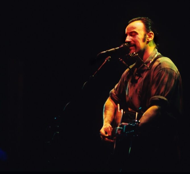 Bruce Springsteen performing at the Beacon Theater in New York City on December 13,1995. (Credit: Ebet Roberts/Redferns)