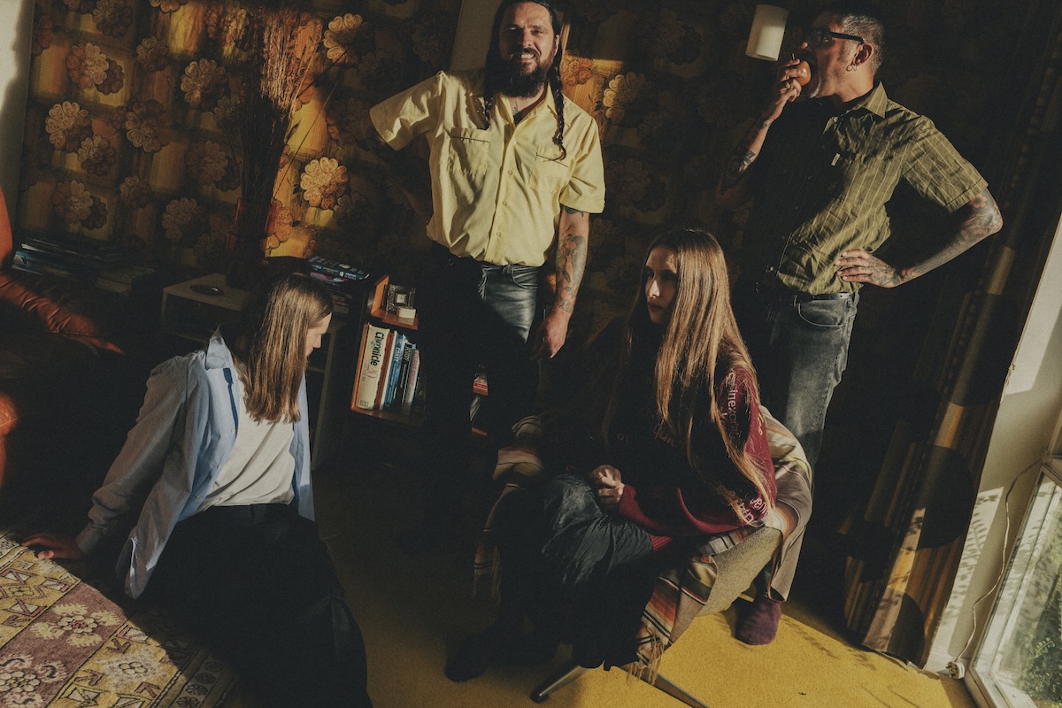 Dry Cleaning. (Credit: Max Miechowski)