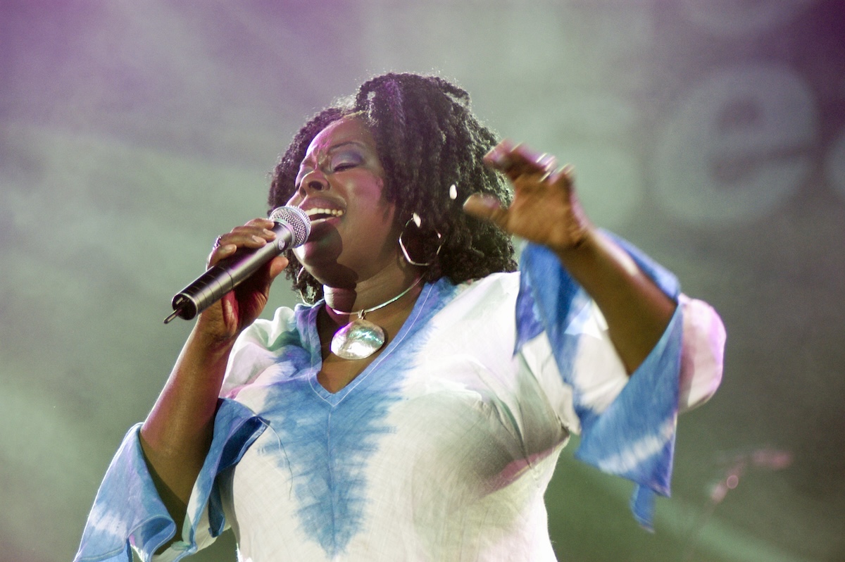 Angie Stone performs at the North Sea Jazz Festival on July 12th 2002, in Amsterdam, Netherlands. (Credit: Frans Schellekens/Redferns)