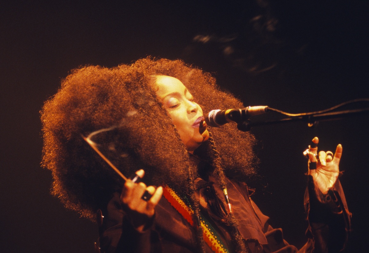 Erykah Badu performing in Brussels, Belgium, on August 12, 2003. (Credit: Gie Knaeps)