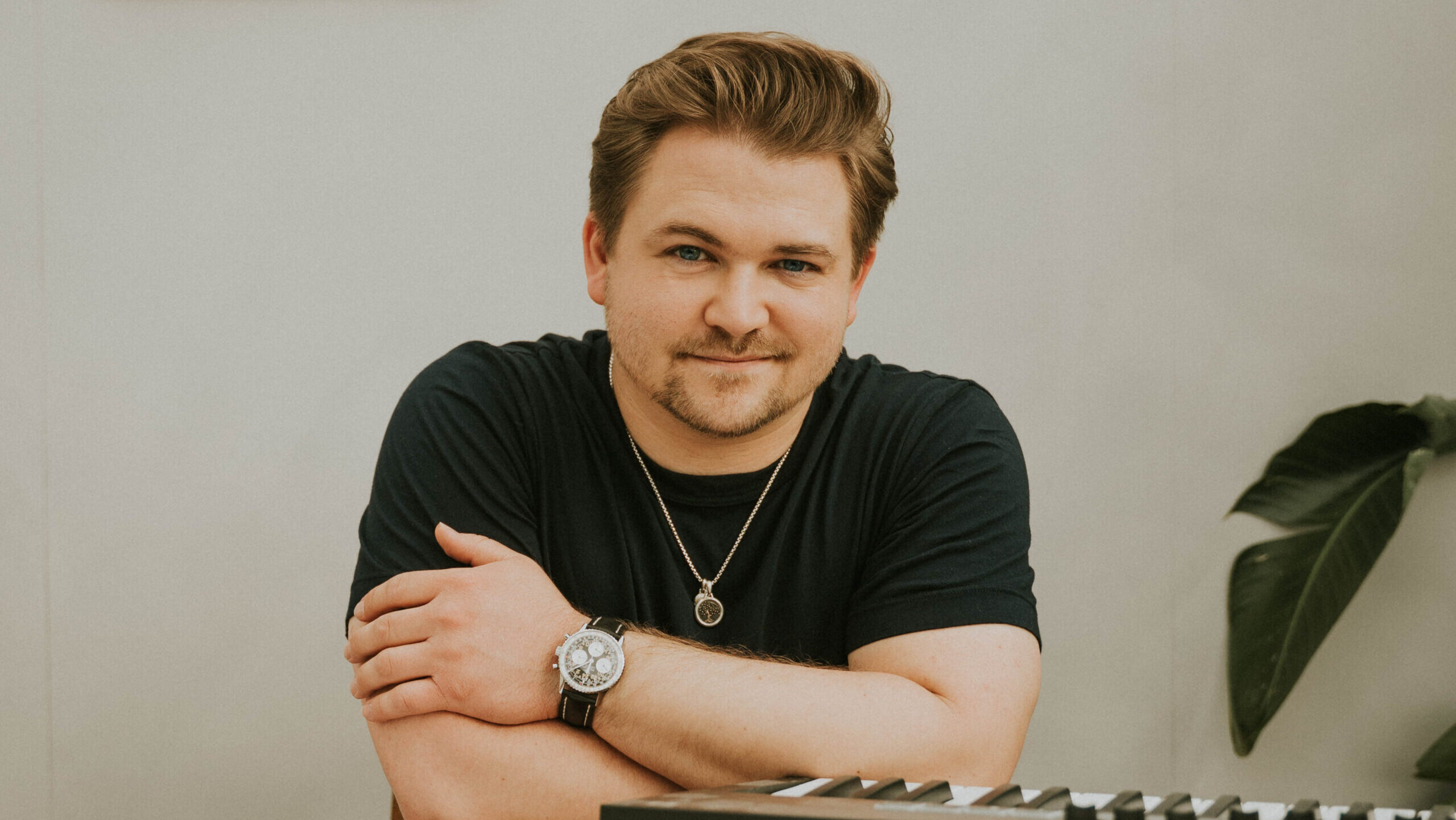 Hunter Hayes Releases Evergreen, a Genre-Mixing Leap Forward, and a 2026 U.S. Tour